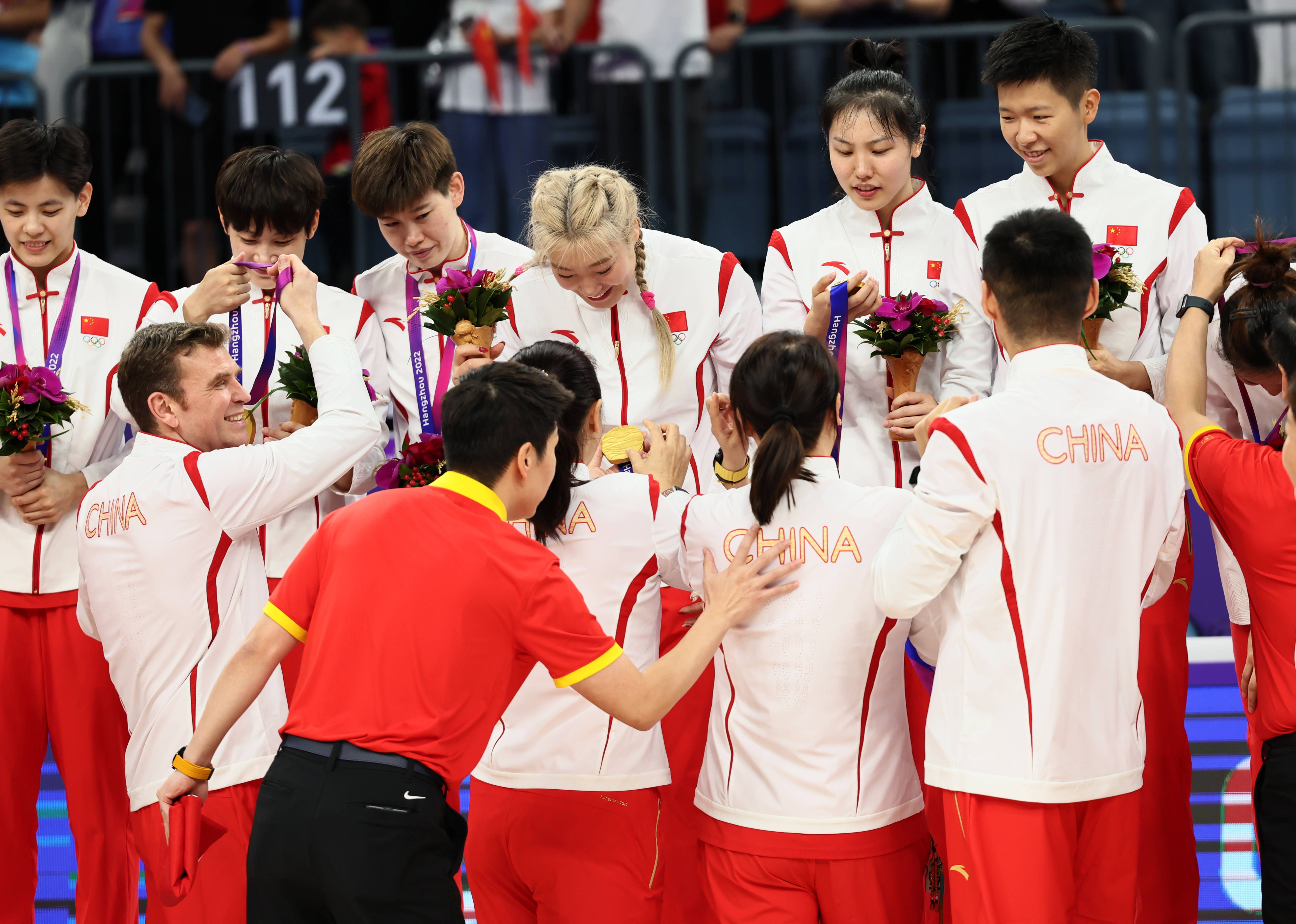 多名NBA高管：鹈鹕几乎不可能裁掉锡安据TA记者MikeVorkunov报道，由于锡安上赛季仅出战了29场比赛，他后三个赛季（2025-26、2026-27、2027-28）的合同将不再受保障。